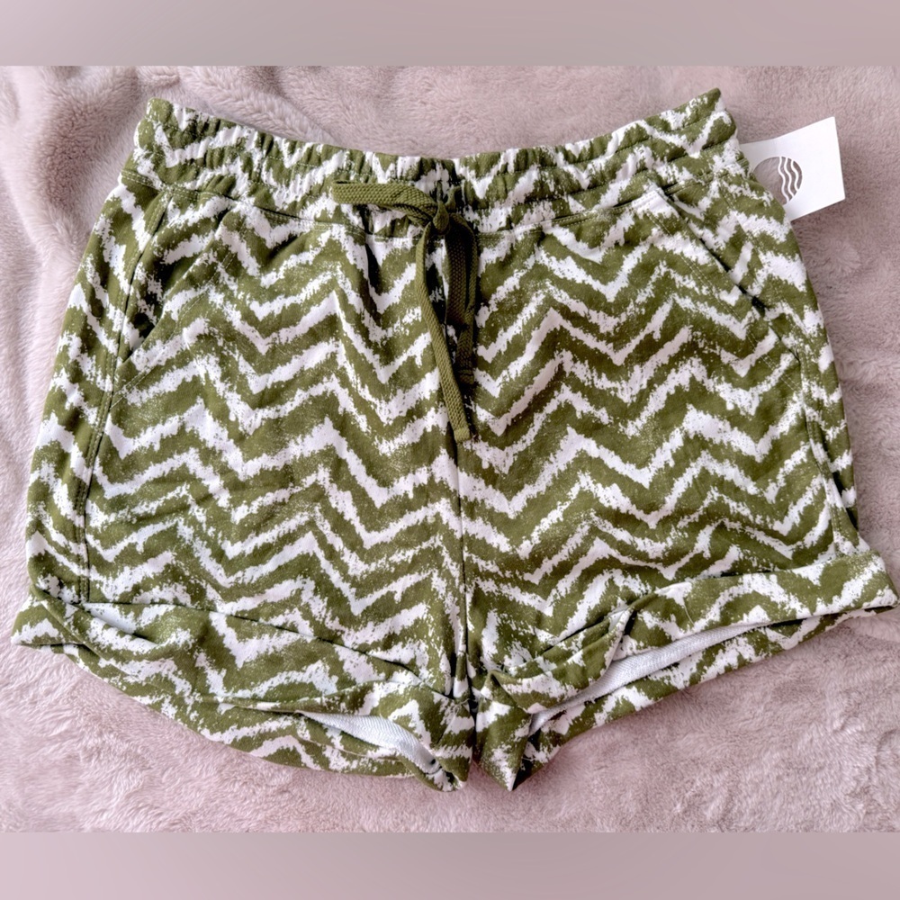 NWT Anthropologie Daily Practice Short Green White Chevron Size M - Picture 2 of 6